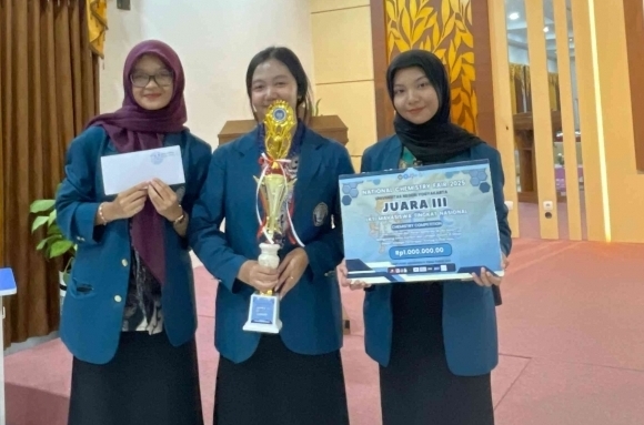 Innovation in Transformation of Plastic Waste and CO2, TRKI Students of Undip Vocational School Win National Champion Thanks to Algae Plast